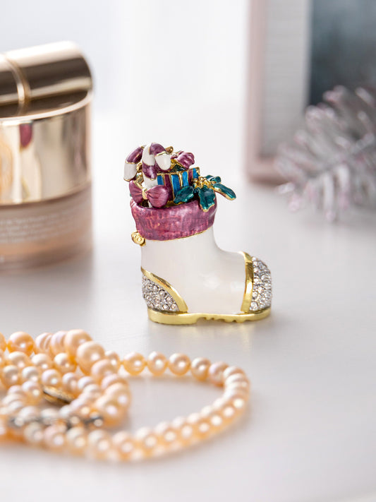 Decorative item with intricate design