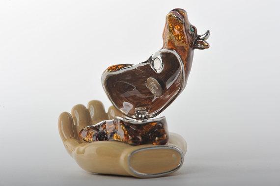 Decorative item with intricate design