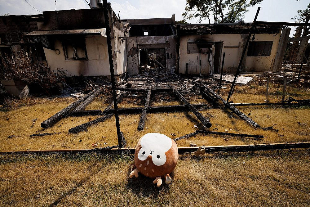 בובתה של הילה רותם שושני, בת 13, נשארה נטושה בכניסה לבית. הילה נלקחה בשבי ב-7 באוקטובר מקיבוץ בארי יחד עם אמה רעיה וחברתה אמילי הנד. היא החזיקה בבובה וסירבה לוותר עליה, עד שאחד החוטפים זרק אותה מידיה. הילה, אמילי ורעיה חזרו לישראל במסגרת עסקת שחרור החטופים. בארי, 11.10.2023